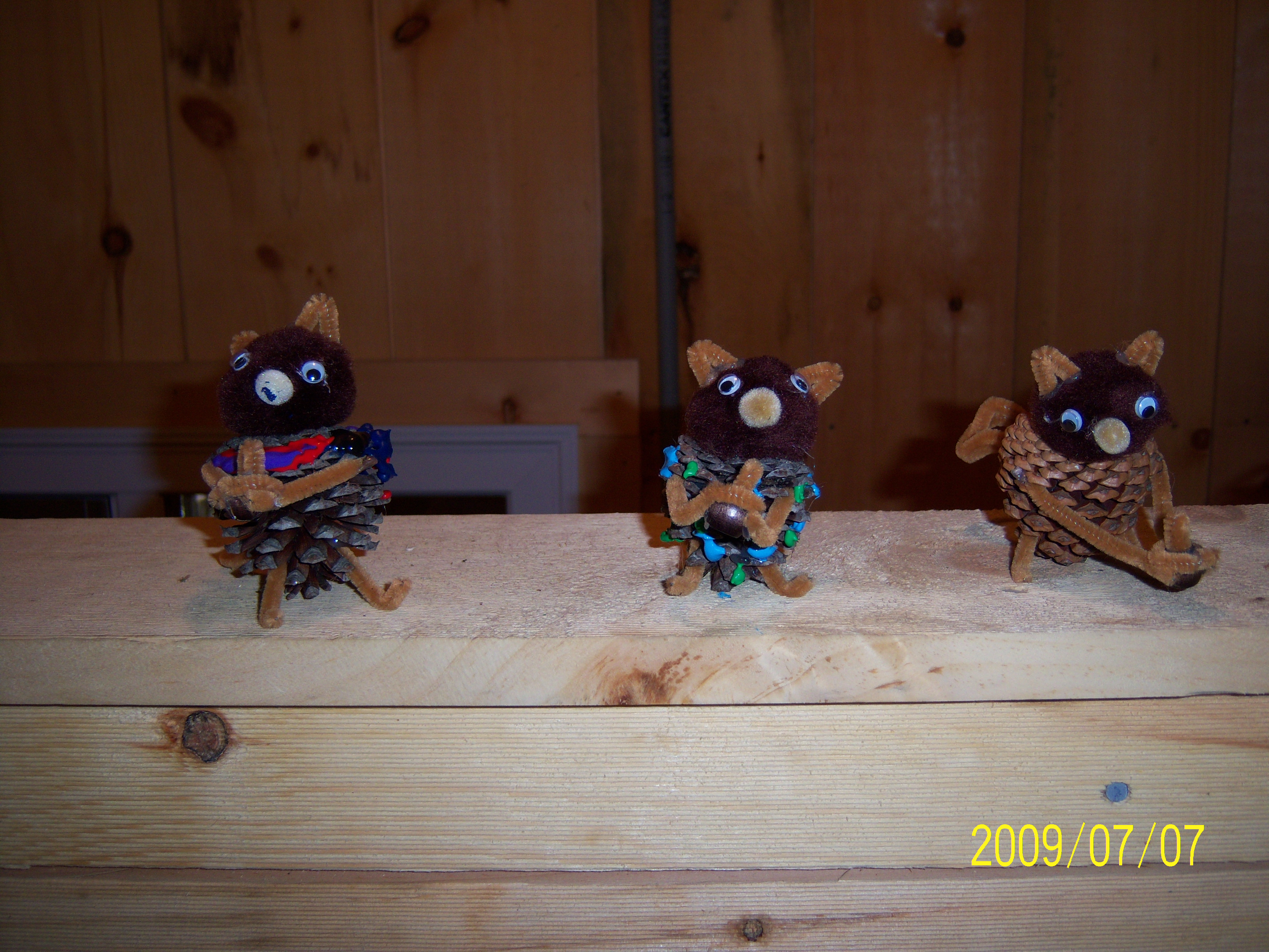 artcraftswoodchipmunks.jpg